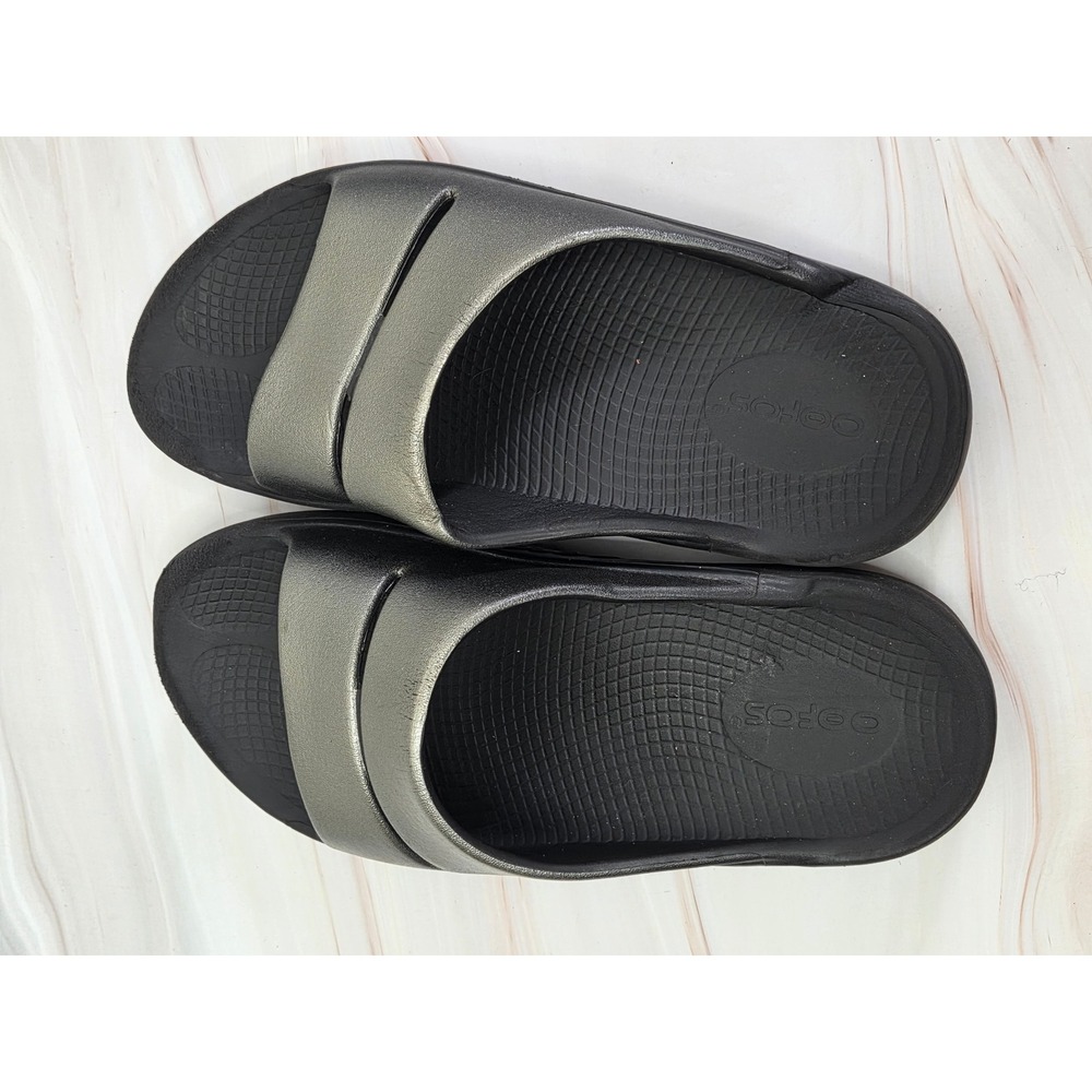 Oofos OOahh Luxe Metallic Gunmetal Black Recovery Slide Sandals M5 W7 EU 38